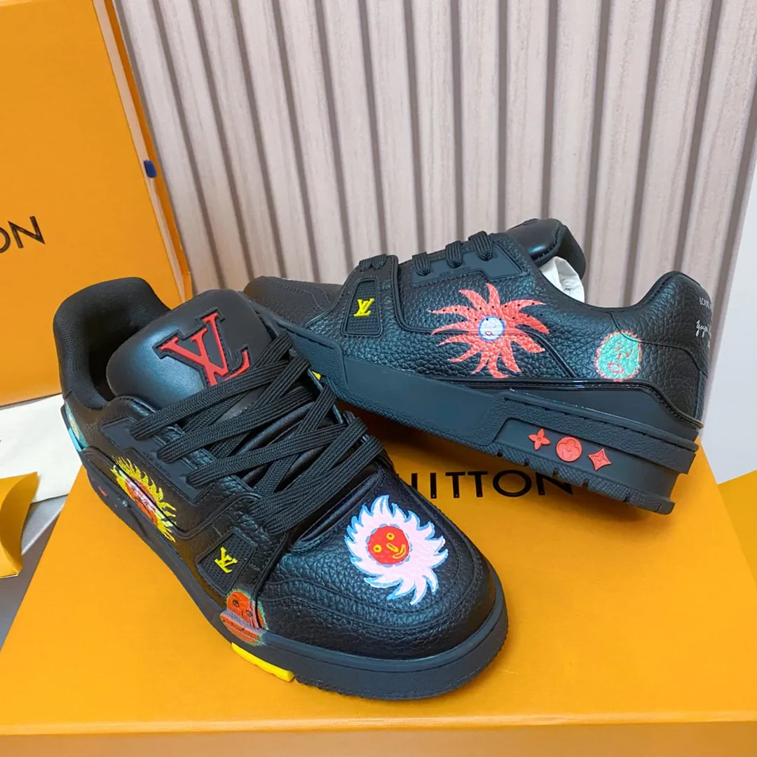 👟👟Ex-factory price 840👟👟 Lujia LV Trainer series Classic hot-selling sneakers are originally developed and heavily invested in quality building. The eye-catching innovation in the upgrading and re-engineering project. The upper is made of finely selected calf leather. Craftsmanship details: topstitching, handwritten notes. LV letters on the tongue and side. Handwritten Louis Vuitton logo on the side. Luggage tag on the side. LV on the back. U👟👟Ex-factory price cycling upcycled logo The outsole is decorated with Monogram flowers The outsole is all original T👟👟Ex-factory price U material, extremely high-grade and super wear-resistant Sixe: 35~46